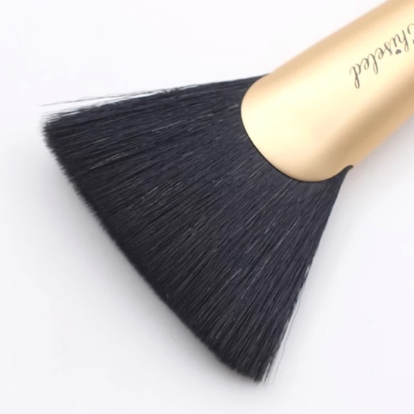 Too Faced Mr. Chiseled Contouring Brush - Picture 12 of 16